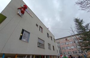 Fazi Mraz donosi prazničnu radost malim pacijentima i ove godine Fazi Mraz