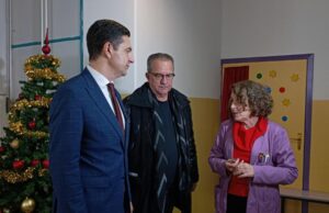 Novogodišnji pokloni i za Dečiju kliniku i za mališane koji se leče Gradonačelnik posetio Dečiju kliniku u Nišu