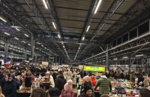 Novogodišnji Niški noćni market okupio veliki broj ljudi: Domaći proizvodi, a za decu Deda Mraz Novogodišnji Niški noćni market