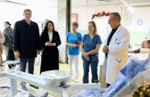 Od naplate Bebi parkinga kupljena ginekološka stolica i stolovi za Porodilište Od Bebi parkinga donacija UKC Niš