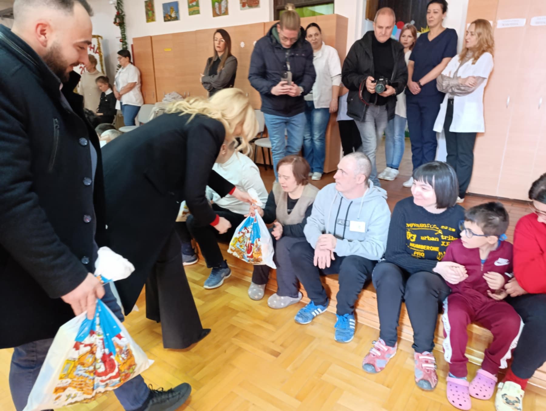 Podelia paketića korisnicima Centra „Mara”