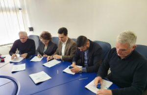 Radnici JKP „Mediana” potpisali novi kolektivni ugovor – povećanje plata i solidarna pomoć Potpisivanje kolektivnog ugovora JKP Mediana