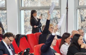 Burno u niškom parlamentu: Policija u civilu, cepanje poslovnika i usvajanje dnevnog reda od skoro dva sata Predstavnici opozicije