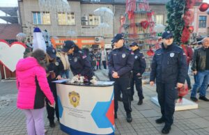 Niška policija upozorava: Za narušavanje reda i mira petardama kazne do 100.000 dinara Pripadnici policije u razgovoru sa sugrađanima