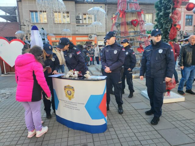 Pripadnici policije u razgovoru sa sugrađanima