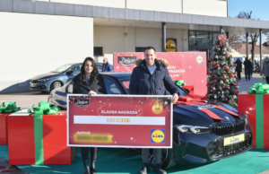 LIDL URUČIO KLJUČEVE BMW AUTOMOBILA SREĆNOM DOBITNIKU Uručena nagrada dobitniku Lidl Deluxe nagradne igre