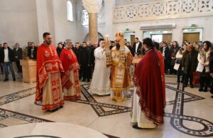 Obeležen Badnji dan u Hramu Svetog Vasilija Ostroškog u Duvaništu Badnji dan u Hramu Svetog Vasilija Ostroškog