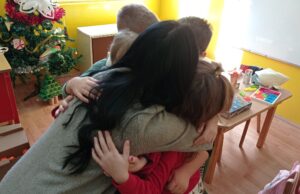 Deca se smrzavala u vrtiću u Gornjoj Vrežini, ali „Heroine” su im darivale radijator i druge poklone Donacija vrtiću u Gornjoj Vrežini