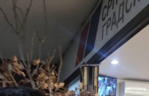 Gradonačelnik Pavlović uneo badnjak u prostorije SNS-a Dragoslav Pavlović