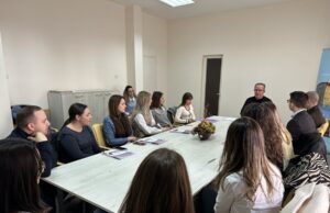 Još 13 lekara, najboljih diplomaca, potpisalo ugovore za rad na neodređeno vreme u niškom Kliničkom centru Još 13 lekara potpisalo ugovore za rad na neodređeno vreme