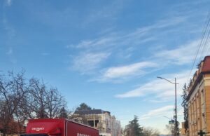 Kamiondžije Deda Mrazevi delili paketiće i slatkiše u Niškoj Banji i Nišu Kamiondžije Deda Mrazevi