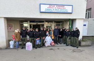 Niški žandarmi i ove godine paketićima obradovali najmlađe pacijente Kliničkog centra Paketići za najmlađe pacijente Kliničkog centra Niš