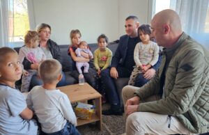 Devetočlana porodica iz Malče u teškoj situaciji: Stanković apeluje za pomoć u sanaciji krova Poseta porodici Radenković