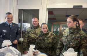 I vojnici paketićima obradovali mališane koji se leče Pripadnici 1. čete 31. bataljona 126. brigade Vojske Srbije donacija paketića