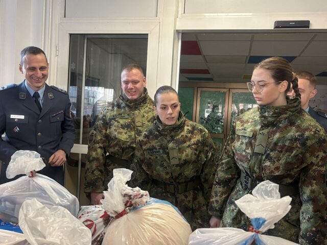 Pripadnici 1. čete 31. bataljona 126. brigade Vojske Srbije donacija paketića Pripadnici 1. čete 31. bataljona 126. brigade Vojske Srbije donacija paketića