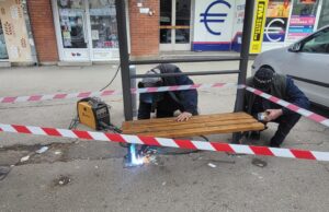 Uklonjeni šrafovi sa autobuskog stajališta u Knjaževačkoj, srećom nije došlo do nesreće Stajalište u Knjaževačkoj ulici