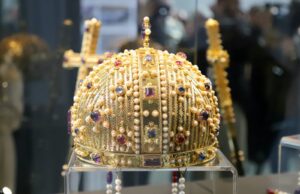 Izložba ,,Krune i žezla kralja Milutina i kraljice Simonide“ otvorena u Domu Vojske u Nišu Izložba ,,Krune i žezla kralja Milutina i kraljice Simonide“