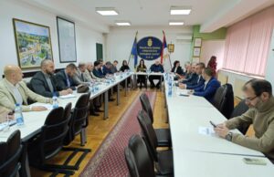 Predstavnici opština Nišavskog okruga sa ministarkom. Žele veće transfere i efikasniju upravu Ministarka Jelena Žarić Kovačević sasatank u Nišu sa predstavnicima okruga