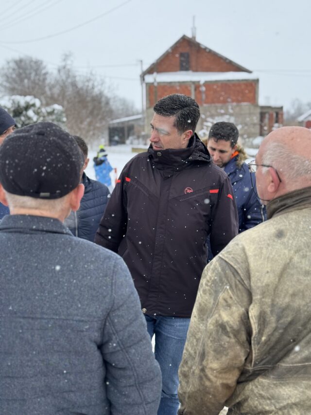 Dragoslav Pavlović sa građanima Mezgraje Dragoslav Pavlović sa građanima Mezgraje