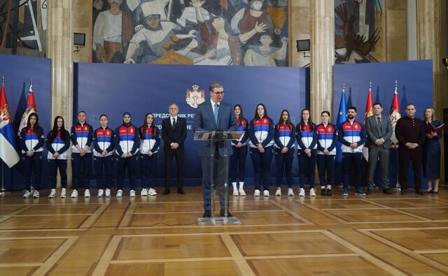 Aleksandar Vučić i bokserke