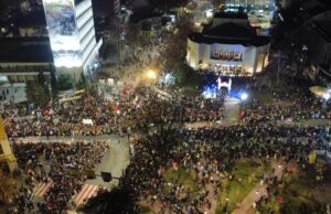 Studenti iz cele Srbije stigli na osamnaestčasovni protest u Niš. Nišlije ih dočekale na crvenom tepihu uz ovacije, sa bakljama i vatremetom Doček studenata u Nišu