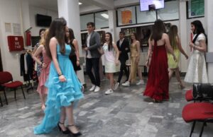 Humanitarna modna revija. Humani učenici „Mije” za pomoć deci oboleloj od raka Matura za sve