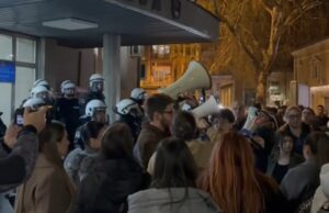 Osumnjičeni za nasilničko ponašanje sinoć u Nišu priznao krivicu, izrazio kajanje i predložio sporazum Protest ispred MUP-a