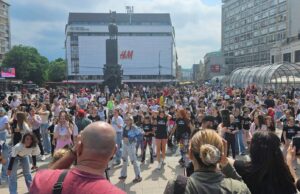 Spektakl u Nišu: 500 plesača učestvovalo u prvom fleš mobu u Srbiji 500 plesača učestvovalo u prvom fleš mobu u Srbiji