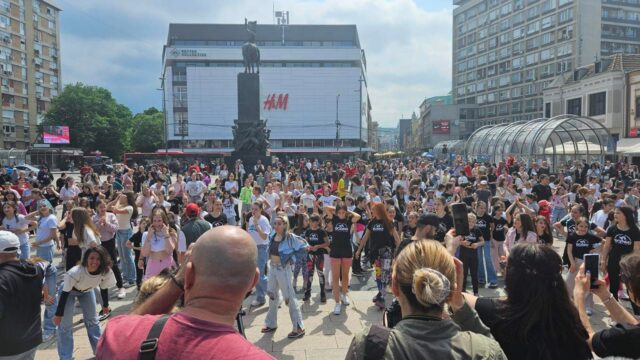 500 plesača učestvovalo u prvom fleš mobu u Srbiji 500 plesača učestvovalo u prvom fleš mobu u Srbiji