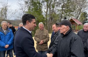 U Malči završeno asfaltiranje glavne ulice, gradonačelnik najavio nastavak radova i rešavanje komunalnih problema Gradonačelnik Pavlović sa meštanima Malče