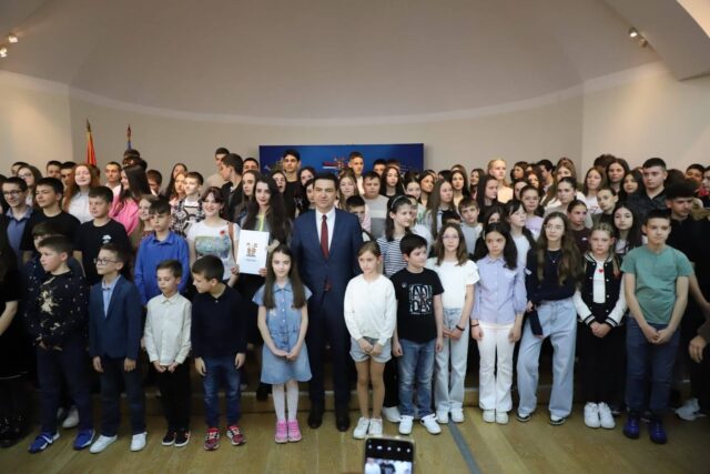 Pavlović sa dobitnicima nagrada