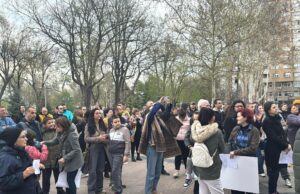 Roditelji dece okupili se kod Gradske kuće: Traže personalne asistente i da budu prepoznati kao negovatelji Roditelji dece sa Autizmom okupili se kod Gradske kuće