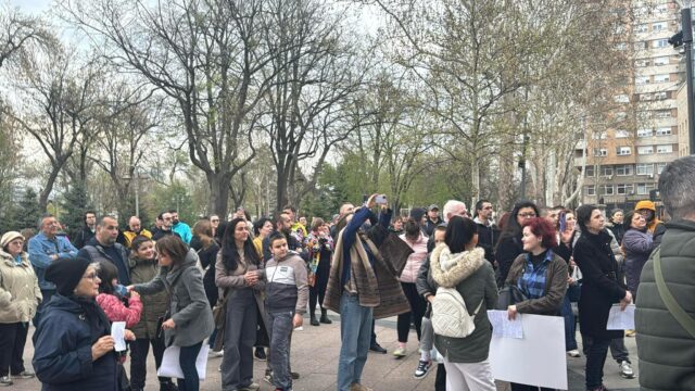 Roditelji dece sa Autizmom okupili se kod Gradske kuće