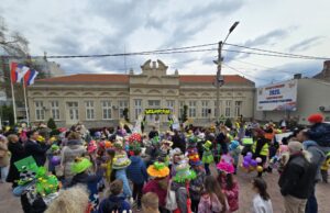 Šeširijada obojila Niš: Više od 200 dece prodefilovalo kroz grad uz pesmu i radost Šeširijada 2025