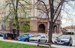 Vandalizam u centru grada, nepoznati počinioci rasturili klupu u centru grada! Vandalizam preko puta Univerziteta u Nišu