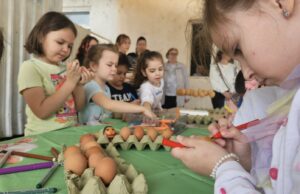 Mališani Vrtića „Sunce“ u GO Crveni Krst obeležili Veliki četvrtak uz osmeh i boje Uskrsa Veliki četvrtak u GO Crveni Krst