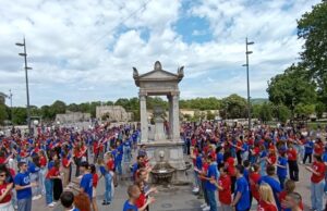 Niški maturanti tradicionalno plesom obeležili kraj srednje škole Maturanski ples 2025.