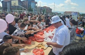 Burek za peticu. Učenici kroz omiljeni doručak Nišlija učili o našoj tradiciji Mini buregdžijada