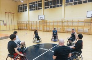 Sport bez granica: Niški košarkaši u kolicima trenirali zajedno sa Kinezima Niški košarkaši u kolicima trenirali zajedno sa Kinezima