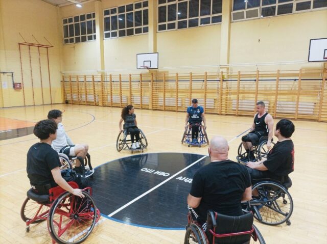 Niški košarkaši u kolicima trenirali zajedno sa Kinezima