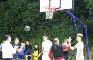 Osmak pokrenuo inicijativu da se uredi teren, sad uživa cela Ledena stena Obnovljen i osvetljen teren