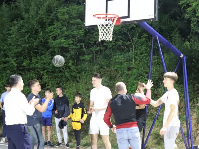 Obnovljen i osvetljen teren