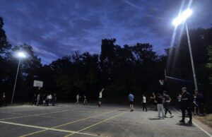 Mladi dobili bolje uslove za bavljenje sportom na Ledenoj steni Osvetljenje sportskog terena