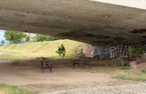 Vandalizam na keju Nišave – slomljene klupe i kante Polomljene klupe