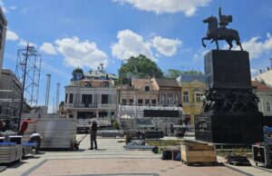 SNS tvrdi da je skup prijavljen zakonito, Medijana naredila uklanjanje bine Pripreme za svenarodni saboru u Nišu