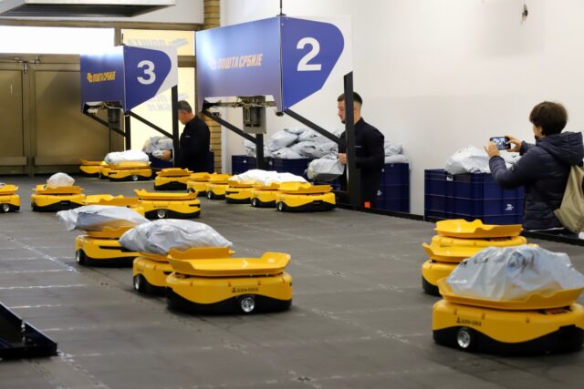 Roboti sortiraju pošiljke