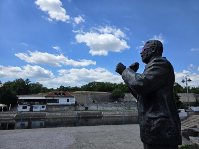 Spomenik Šabanu Bajramoviću na keju