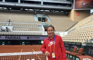 TRUD SE ISPLATIO, ANASTASIJA CVETKOVIĆ (TAŽ) STIGLA DO ROLAN GAROSA I UPISALA PRVO UĆEŠĆE NA JUNIORSKOM GREND SLEMU Anastasija Cvetković (TAŽ) učesnica juniorskog Rolan Garosa 2025