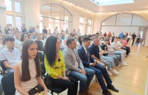 Najbolji među najboljima: Đacima generacije u Nišu uručeno po 60.000 dinara Đacima generacije u Nišu uručeno po 60.000 dinara