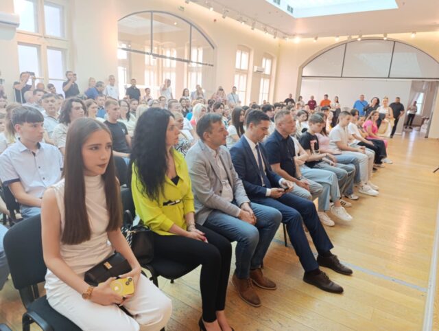 Đacima generacije u Nišu uručeno po 60.000 dinara